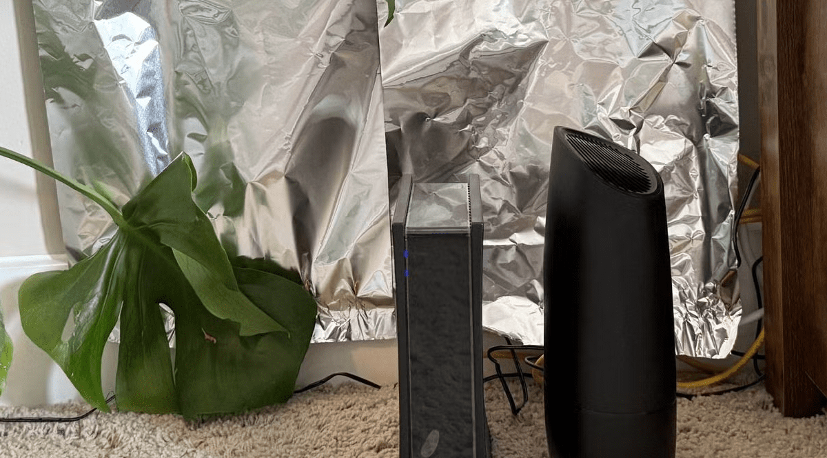 Folia de aluminiu pusă în spatele router-ului, pe perete.