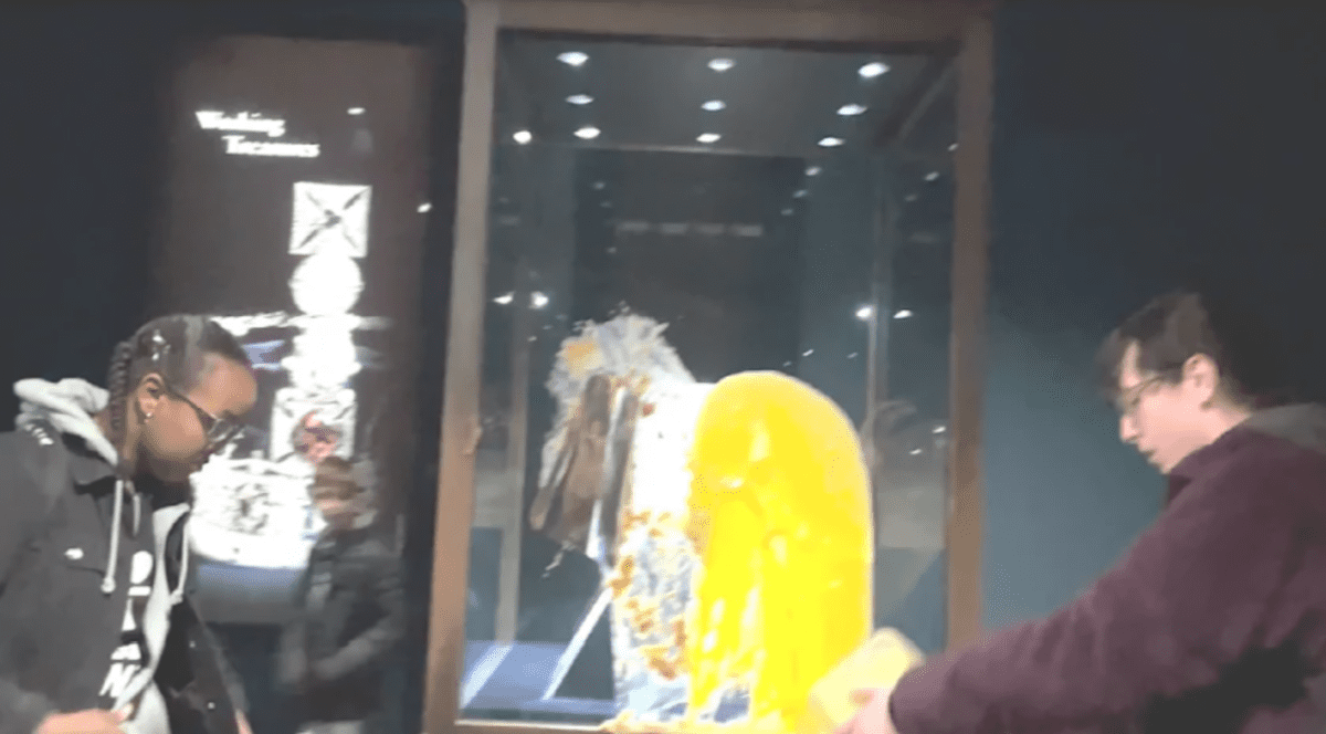 Doi activiști vandalizează vitrina în care se află bijuteriile Coroanei Britanice, 6 decembrie 2025