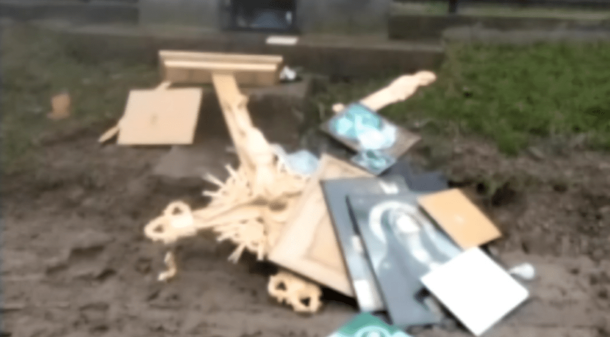 O profesoară din Iași a devastat o troiță.