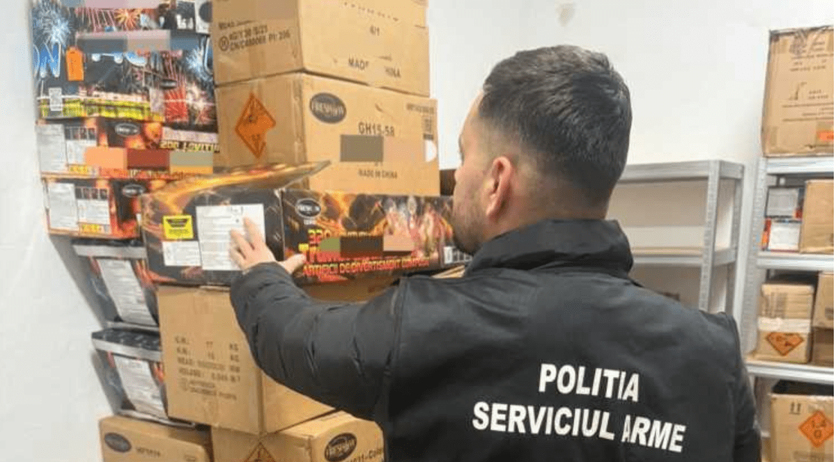 Un polițist de la Serviciul Arme verifică mai multe cutii în care sunt depozitate materiale pirotehnice, decembrie 2025