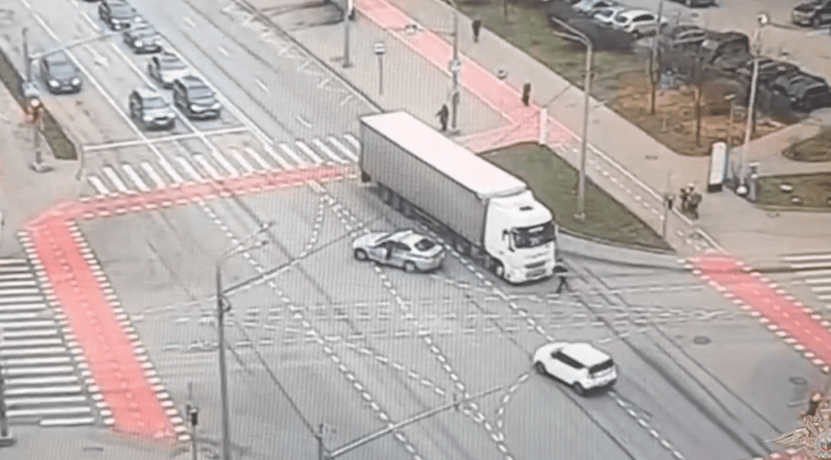 Polițistul s-a urcat la volan și a oprit camionul al cărui șofer era inconștient.