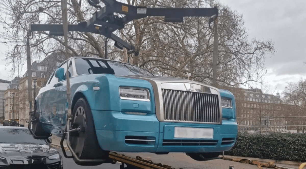 Un Rolls Royce, parcat ilegal, a fost ridicat de autorități.