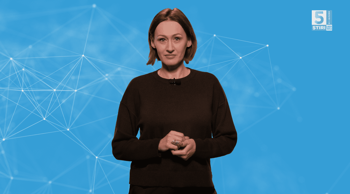 Laura Macavei intr-o rochie neagra, in picioare