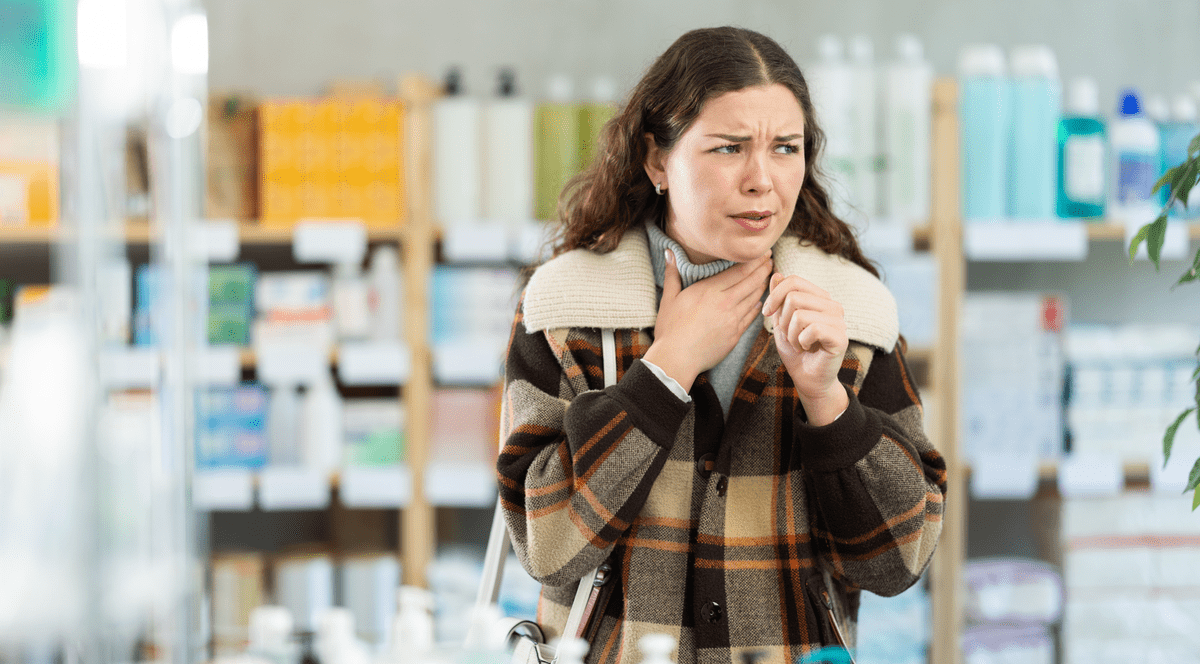 Femeie in farmacie cu durere in gat