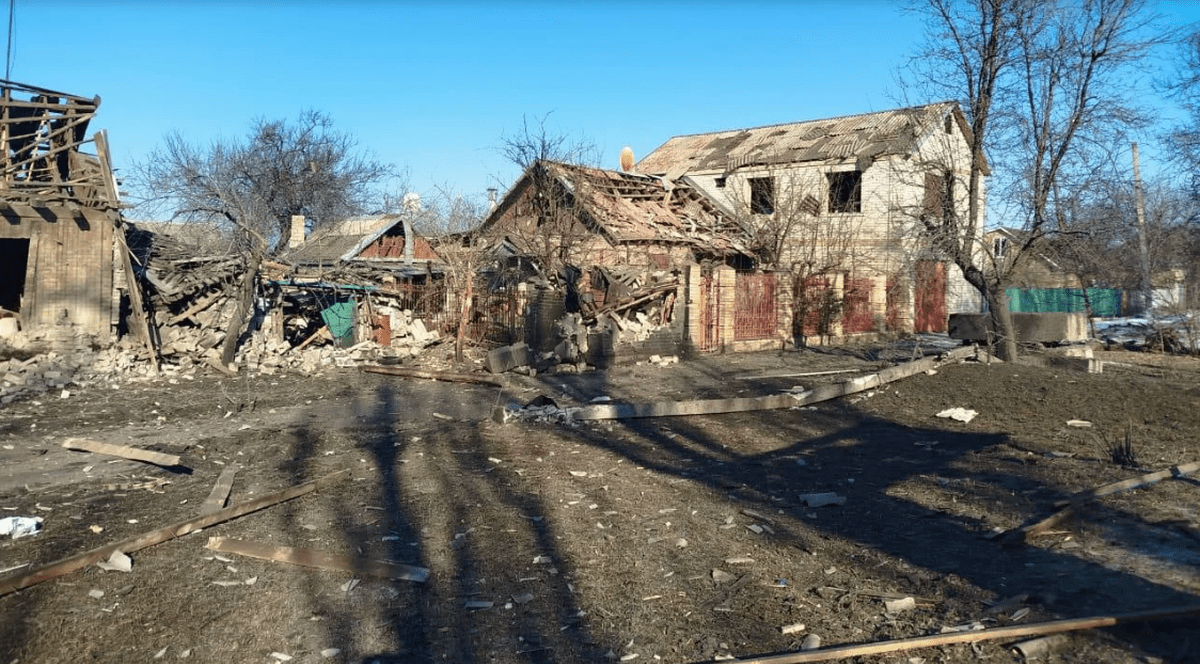 Mai multe clădiri au fost afectate, în urma unui atac aerian rusesc asupra unei piețe dintr-un oraș din Ucraina, 4 februarie 2026