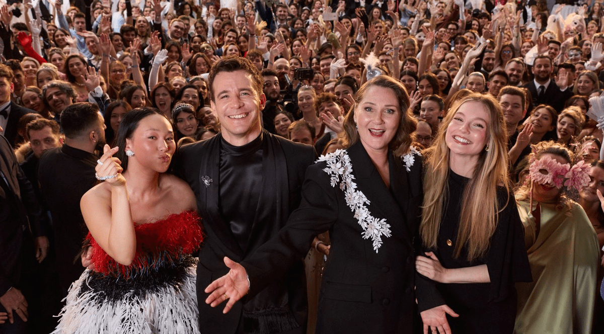 Luke Thompson (Benedict Bridgerton), Yerin Ha (Sophie Baek), Hannah Dodd (Francesca Bridgerton) şi Ruth Gemmell (Violet Bridgerton) au venit la București pentru pomovarea serialului Bridgerton.