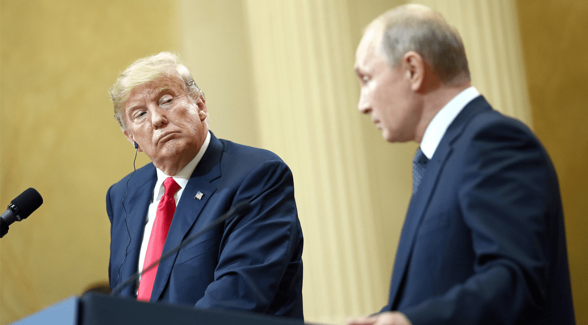 Donald Trump îl privește pe Vladimir Putin în timpul unei conferinte