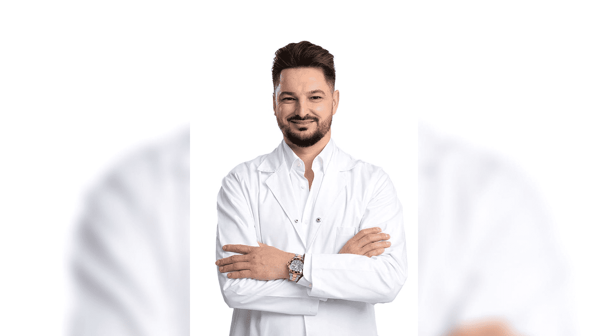Doctor Lupu - portret cu domnul doctor imbracat in halat alb de medic