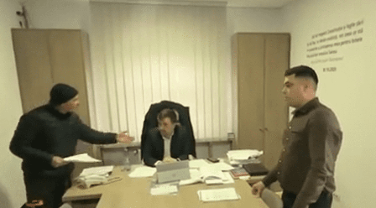 Oamenii au intrat peste primar.