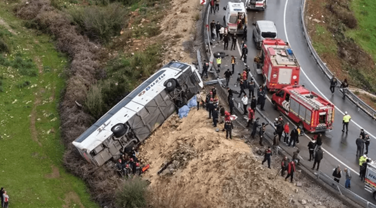 Un autocar s-a răsturnat într-o râpă