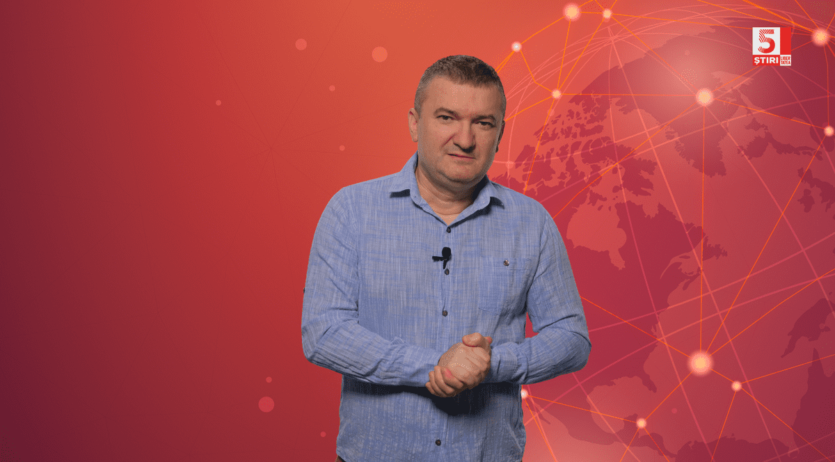 Dorin Chioțea, redactor-șef Libertatea.ro, îmbrăcat cu o cămașă bleu, pe un fundal roșu