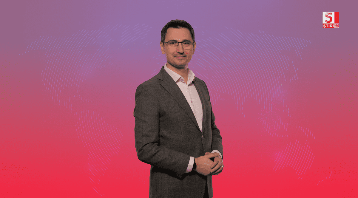 Antonio Momoc, gazda rubricii 5 știri by Libertatea - Comunicarea nonverbală, cu o cămașă albă și un sacou gri, pe un findal roșu și mov.