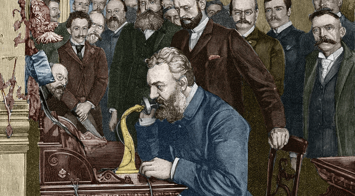 Alexandre Graham Bell vorbește la telefon.