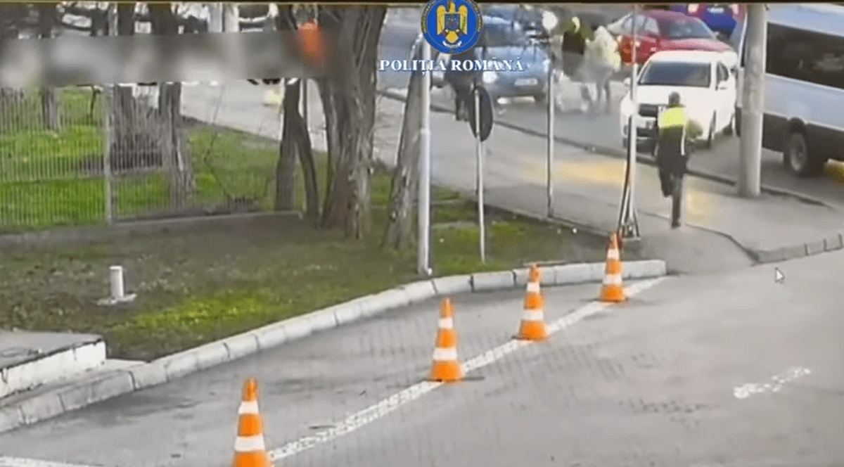 Un polițist alergă spre locul unei altercații pe o stradă din Ploiești, 10 martie 2026