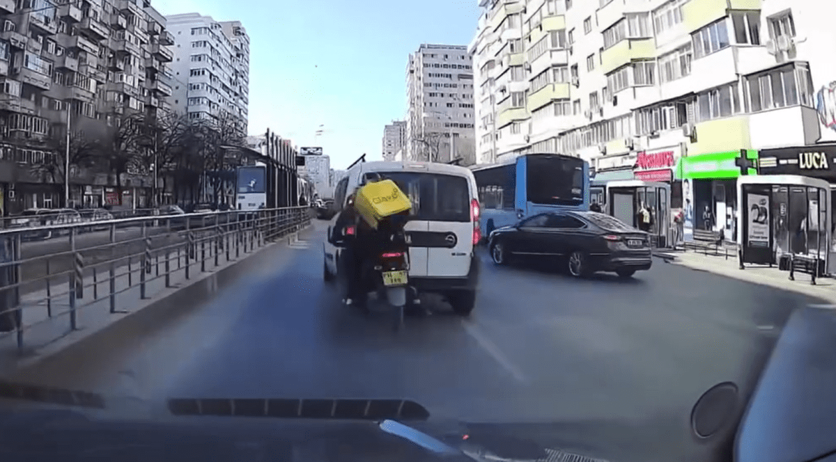 Un livrator Glovo lovește o dubă pe Șos Pantelimon din București.