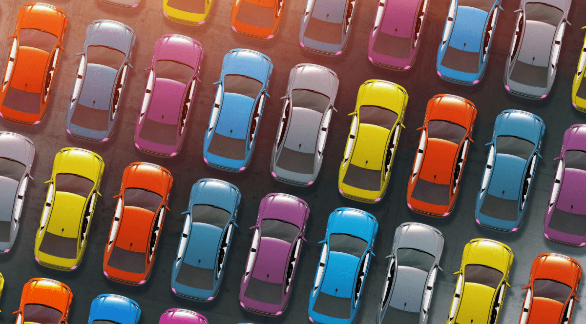 Mașini colorate într-o parcare, văzute de sus.