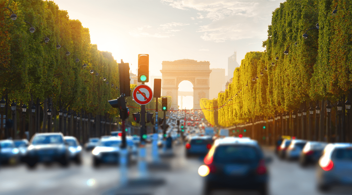 Aglomerația din Paris datorată nummărului mare de mașini.