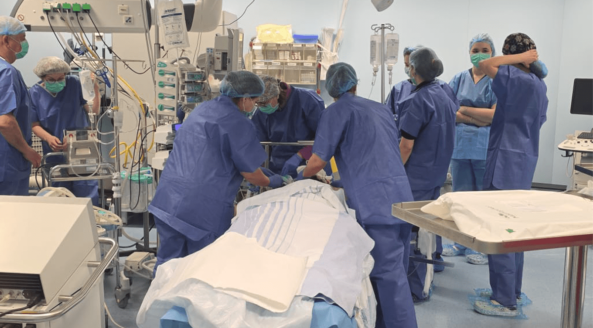 In sala de operatie de la Spitalul Floreasca pe masa sta intins un barbat si medicii sunt in jurul mesei pentru transplant cardiac