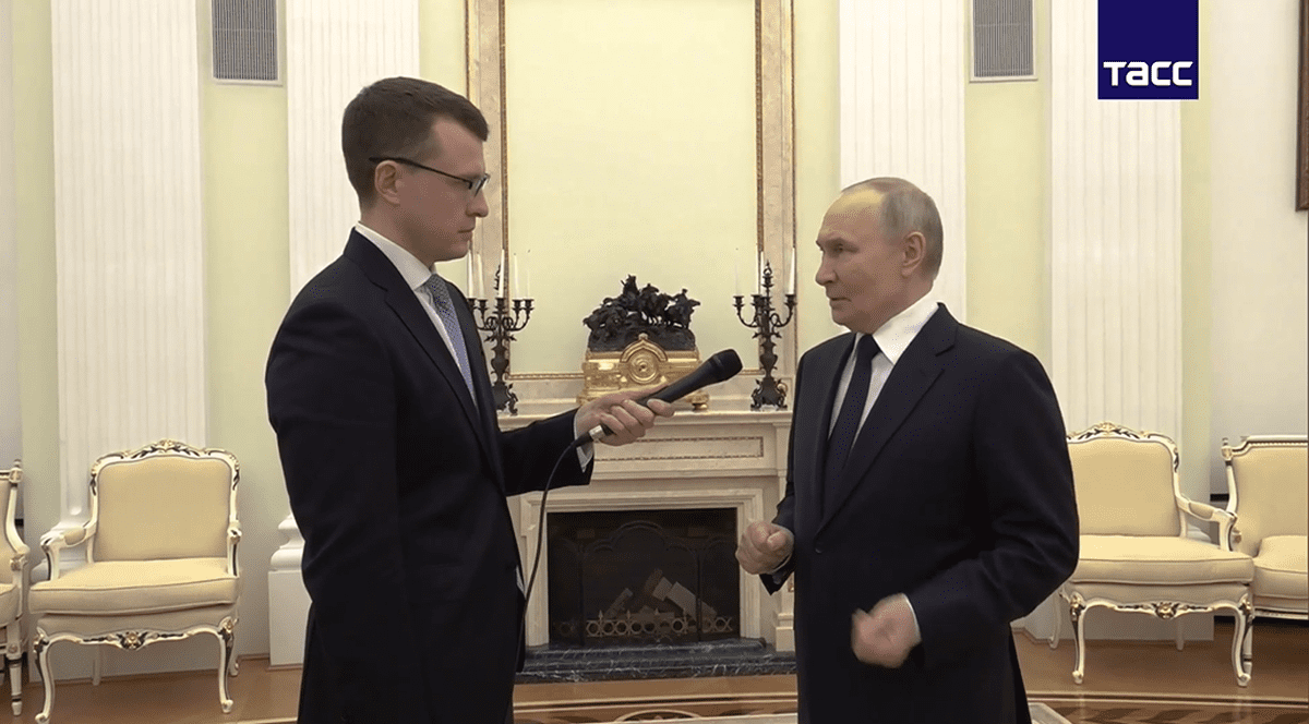 Vladimir Putin stă în picioare și dă un interviu unui jurnalist de la Vestia, 4 martie 2026