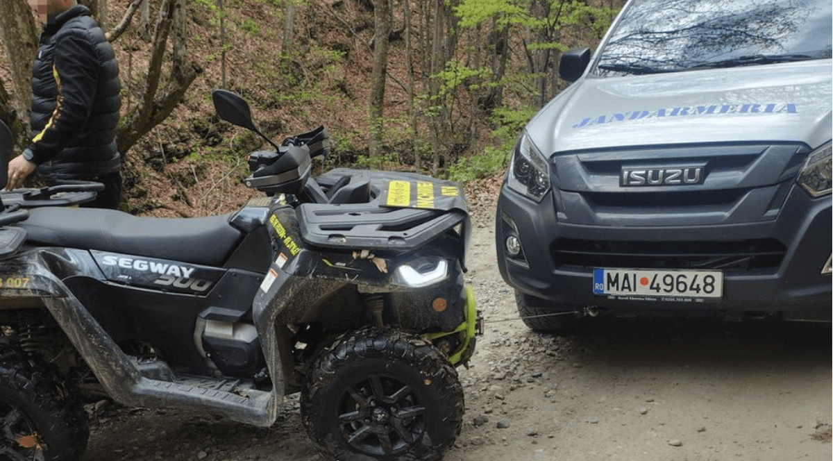 O mașină a Jandarmeriei trage un ATV care s-a prăbușt într-un râu din Vâlcea, 14 aprilie 2026