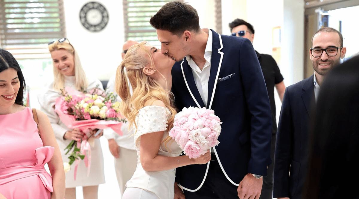 Sărut tandru între Andreea Bălan și Victor Cornea după oficializarea căsătoriei civile.