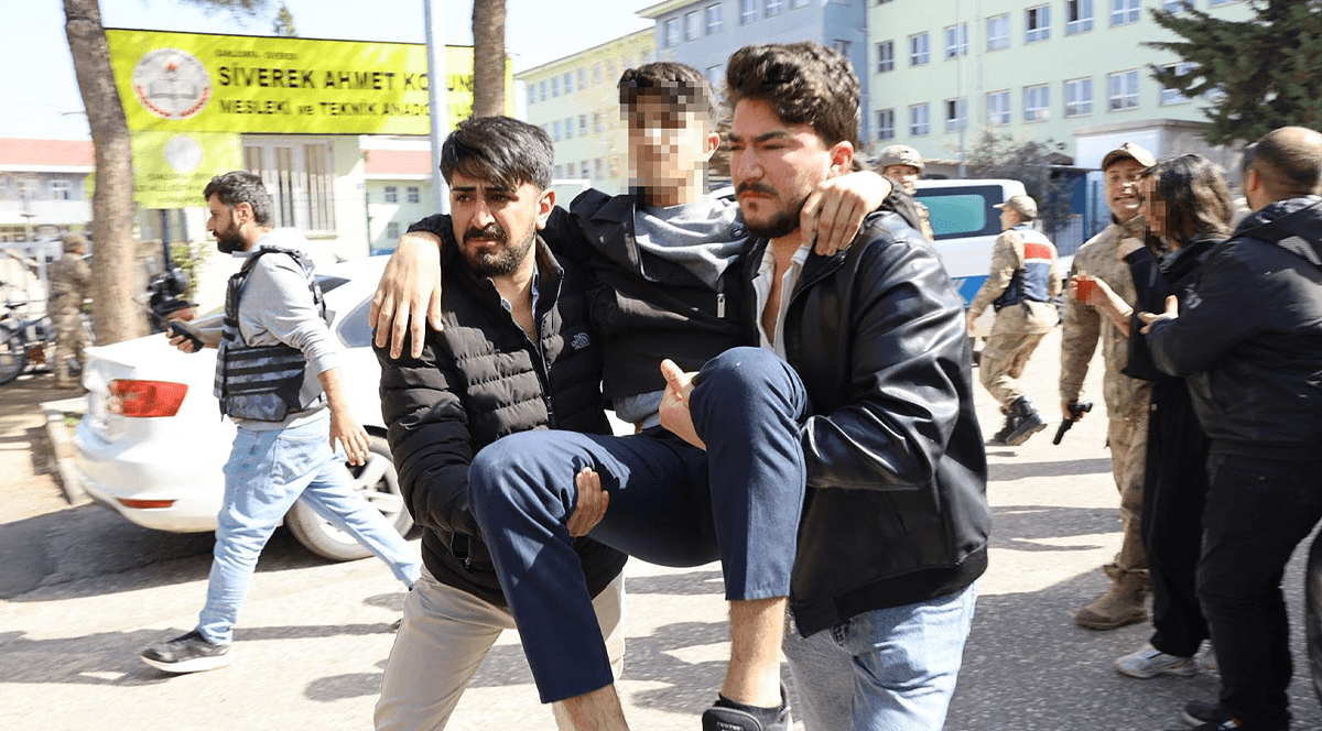 Forțele speciale de securitate, care au fost trimise la școala din districtul Siverek al provinciei Sanliurfa, au evacuat elevii, în timp ce se desfășurau eforturile de a-l convinge pe atacator să se predea.