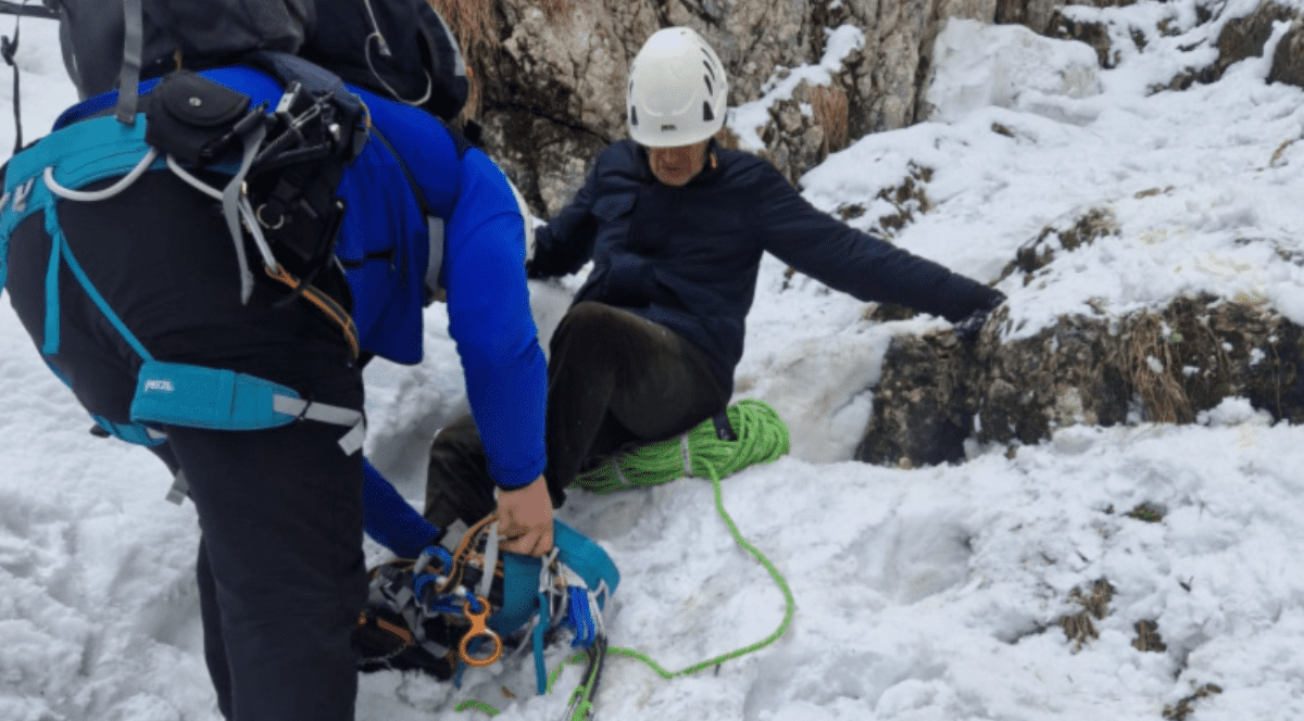 Doi turiști au rămas blocați pe un traseu dificil din munții Piatra Craiului.