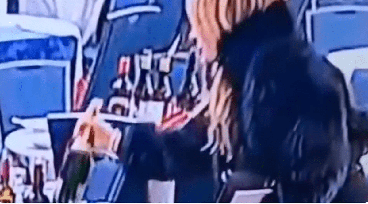 O femeie ia o sticlă de vin de pe masă în timpul evacuării de la cina Asociației Corespondenților de la Casa Albă, Washington, SUA, 24 aprilie 2026