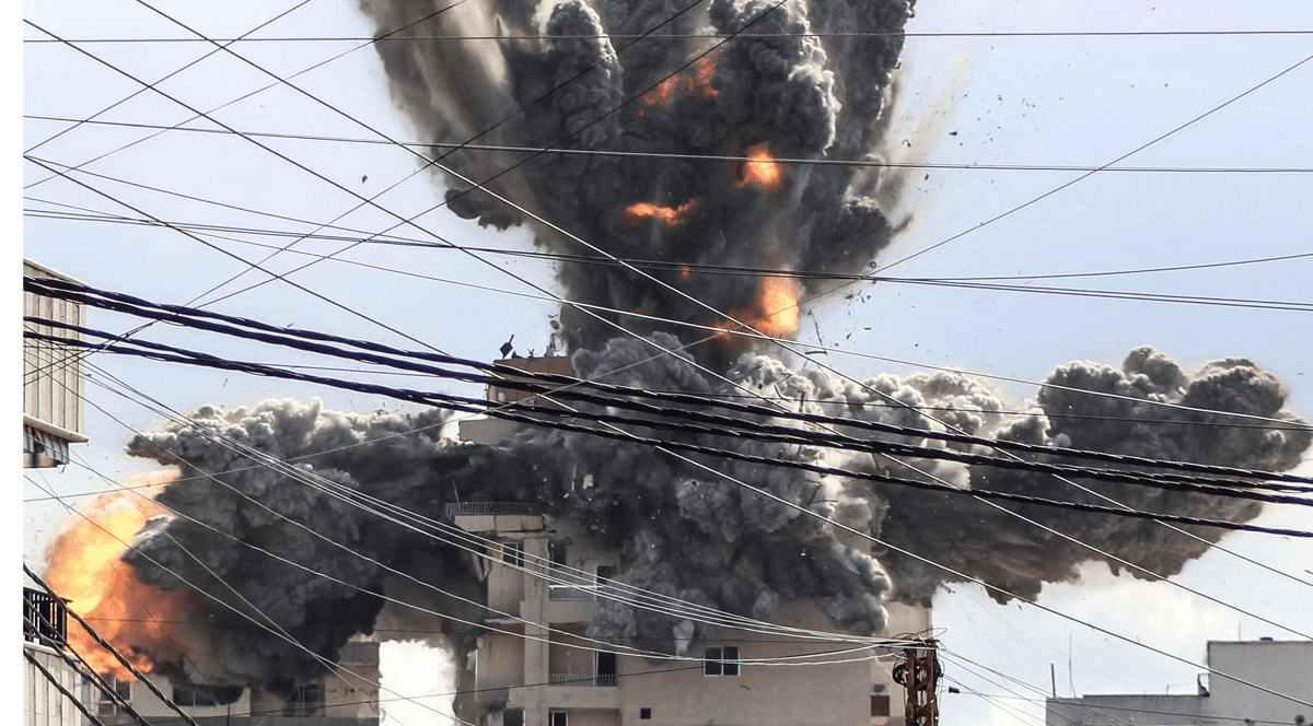O clădire din Liban explodează fiind lovită de o bombă israeliană.