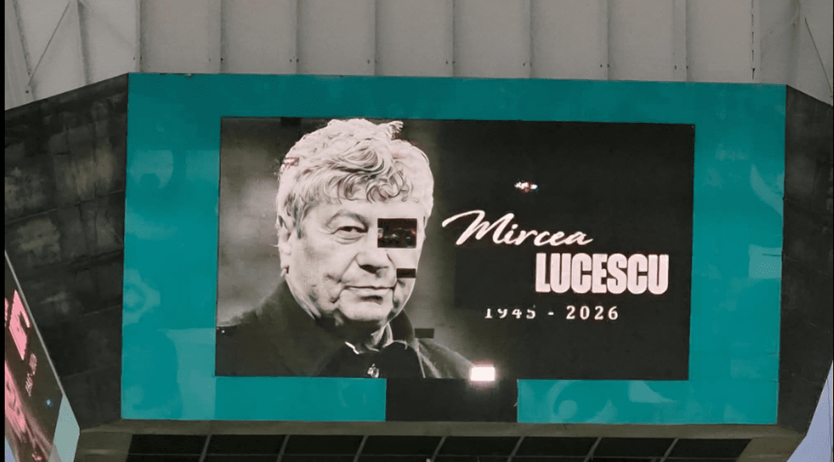 Chipul lui Mircea Lucescu apare pe cubul central de deasupra Arenei Naționale din București, 11 aprilie 2026