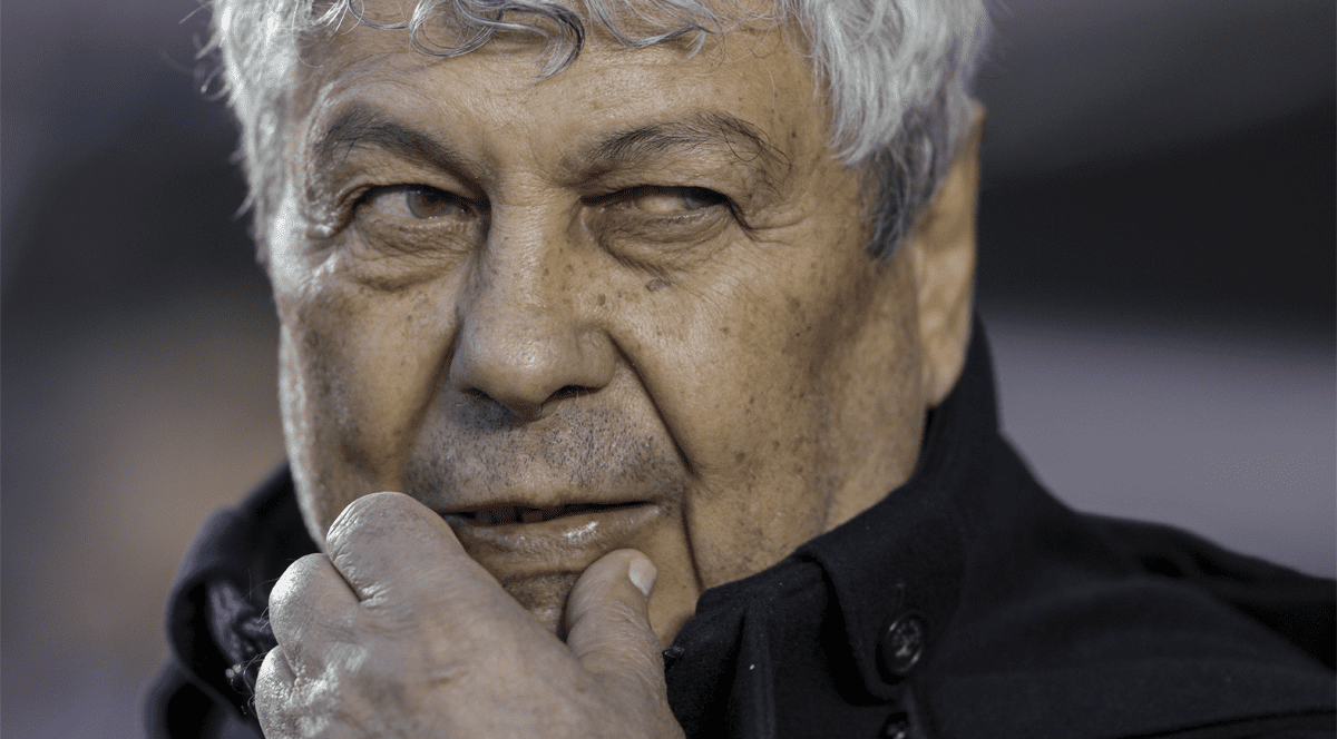 Mircea Lucescu cu mâna la gură.