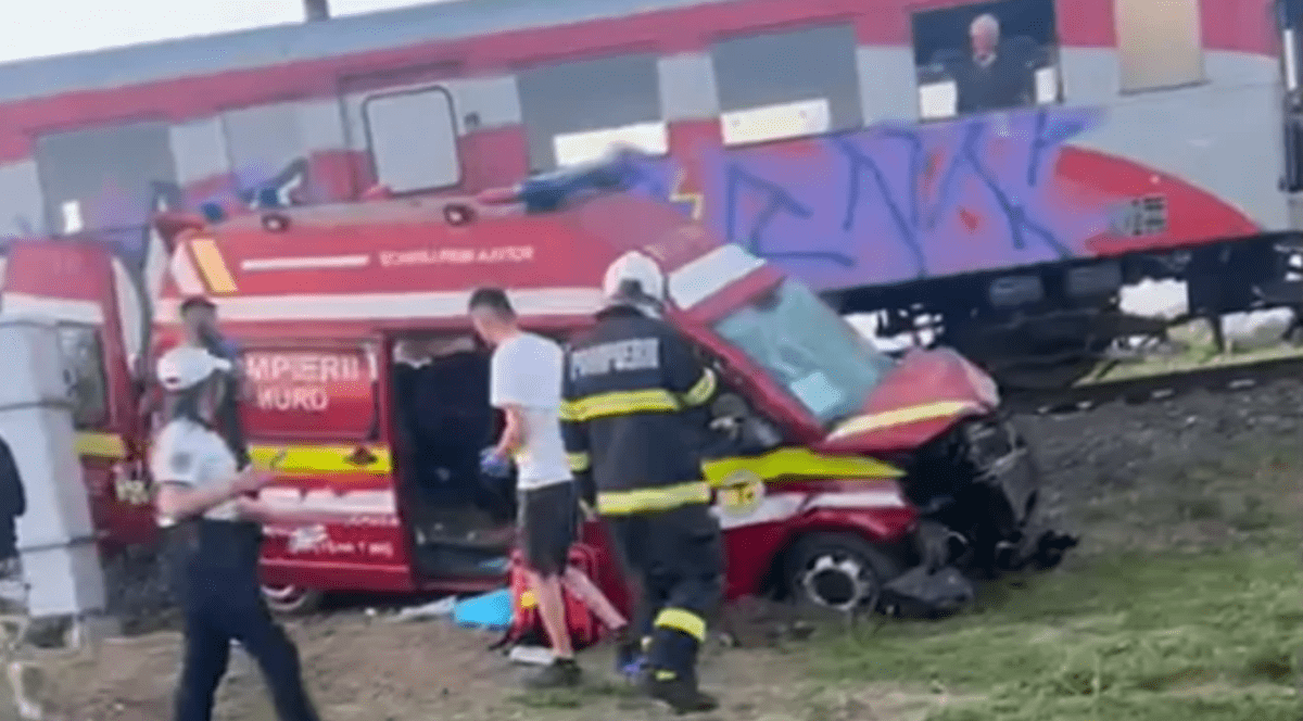 O ambulanță aflată în misiune, care ducea pacientul la spital, a fost lovită de tren în Timiș. Foto Opinia Timișoarei