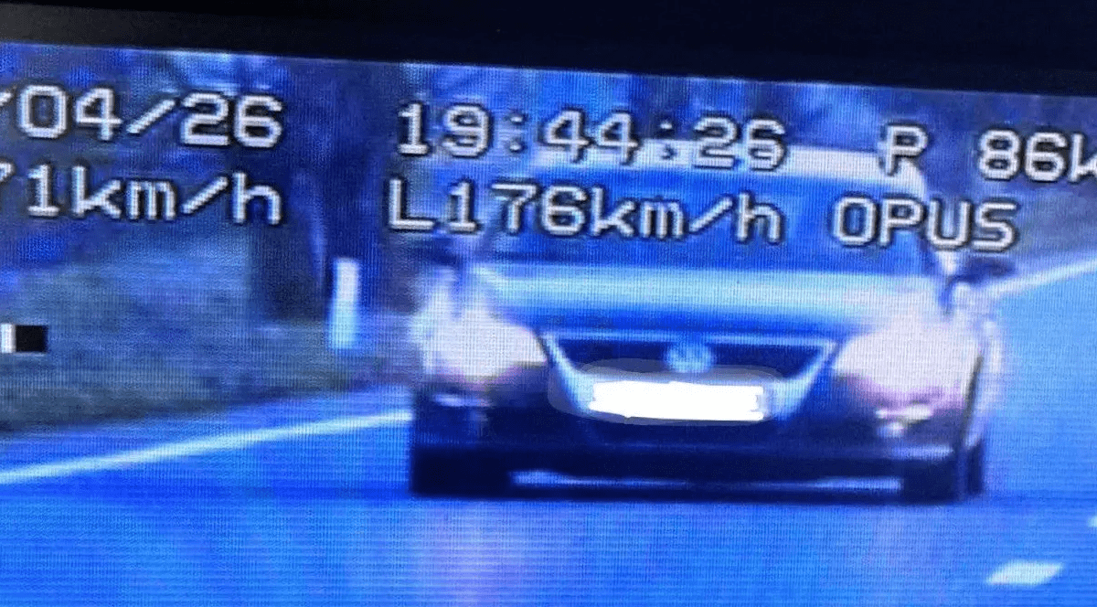 O tânără a uitat cozonacii în cuptor și a condus cu 176 de km/h. Foto: CT100.