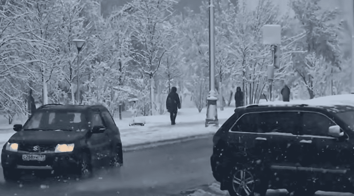 Trei oameni au murit după ce o furtună neobișnuită de zăpadă a lovit Rusia. Foto Captură video