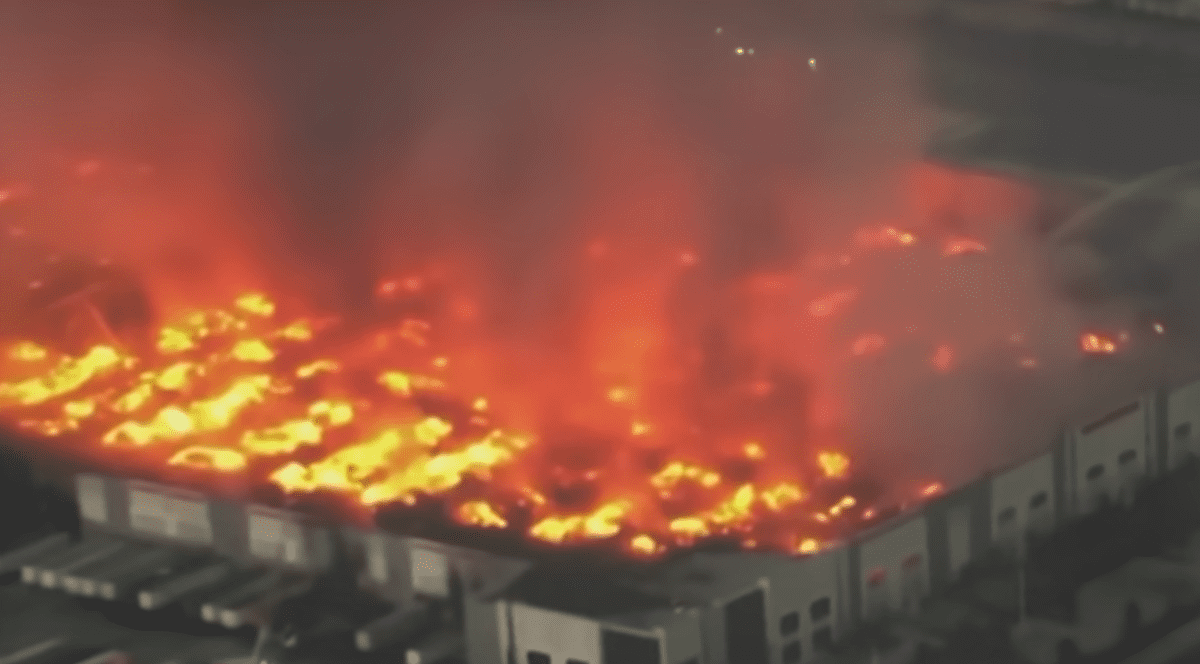 Un bărbat a dat foc unui depozit de hârtie igienică de peste 110.000 de metri pătrați. Foto: Captură video