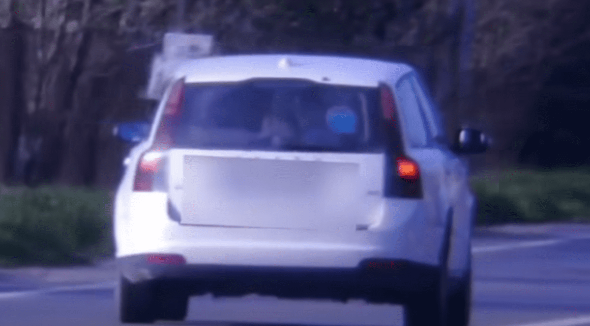 Șofer băut din Covasna, prins de polițiști conducând cu viteză și cu copiii înghesuiți în portbagaj. Foto Captură video.