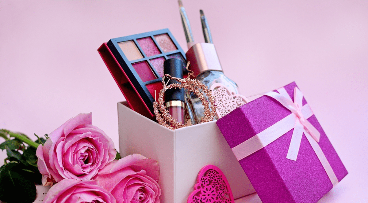 Ce cadou alegi pentru o femeie pasionată de cosmetice?