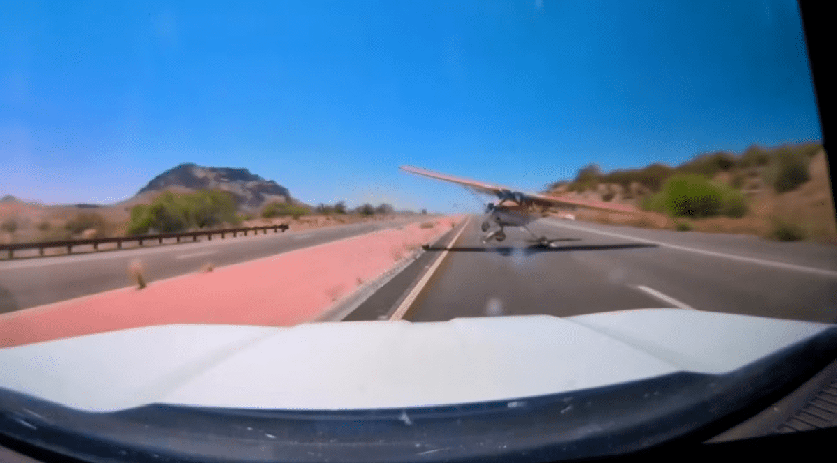 Un avion de mici dimensiuni este filmat de camera de bord a unei mașini când aterizează de urgență pe o autostradă din SUA, mai 2026