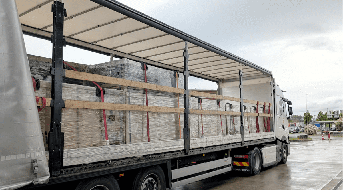Un camion încărcat cu panouri fotovoltaice este oprit la vamă, în Germania, mai 2026