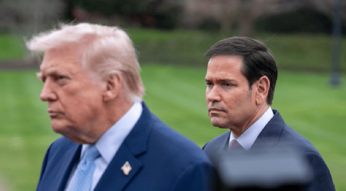 Imaginea îi prezintă pe Donald Trump și Marco Rubio, cu președintele american în prim-plan, estompat.
