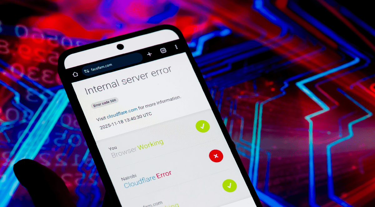 Imaginea prezintă ecranul unui smartphone care afișează un mesaj de eroare de server (Internal server error 500) prin intermediul serviciului Cloudflare