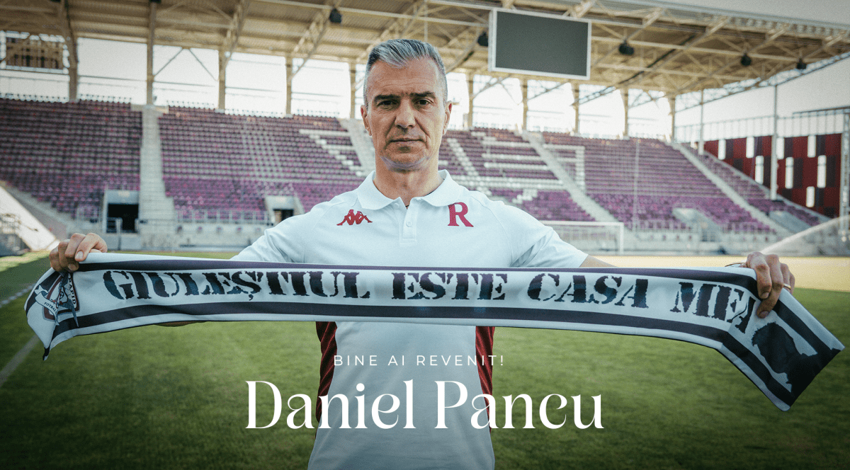 Daniel Pancu în tricoul Rapidului și cu un fular pe care scrie „Giuleștiul este casa mea”, la investirea în funcția de antrenor la Rapid, 27 mai 2026