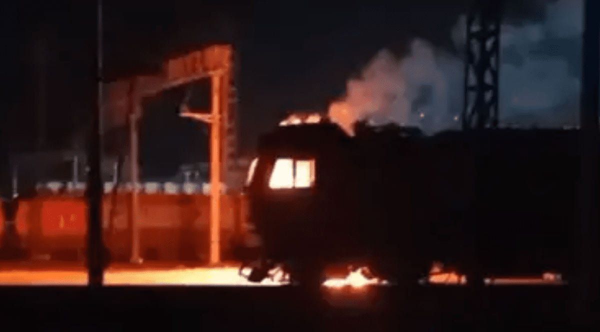 O locomotivă este în flăcări, pe timp de noapte într-o gară din Rusia, mai 2026