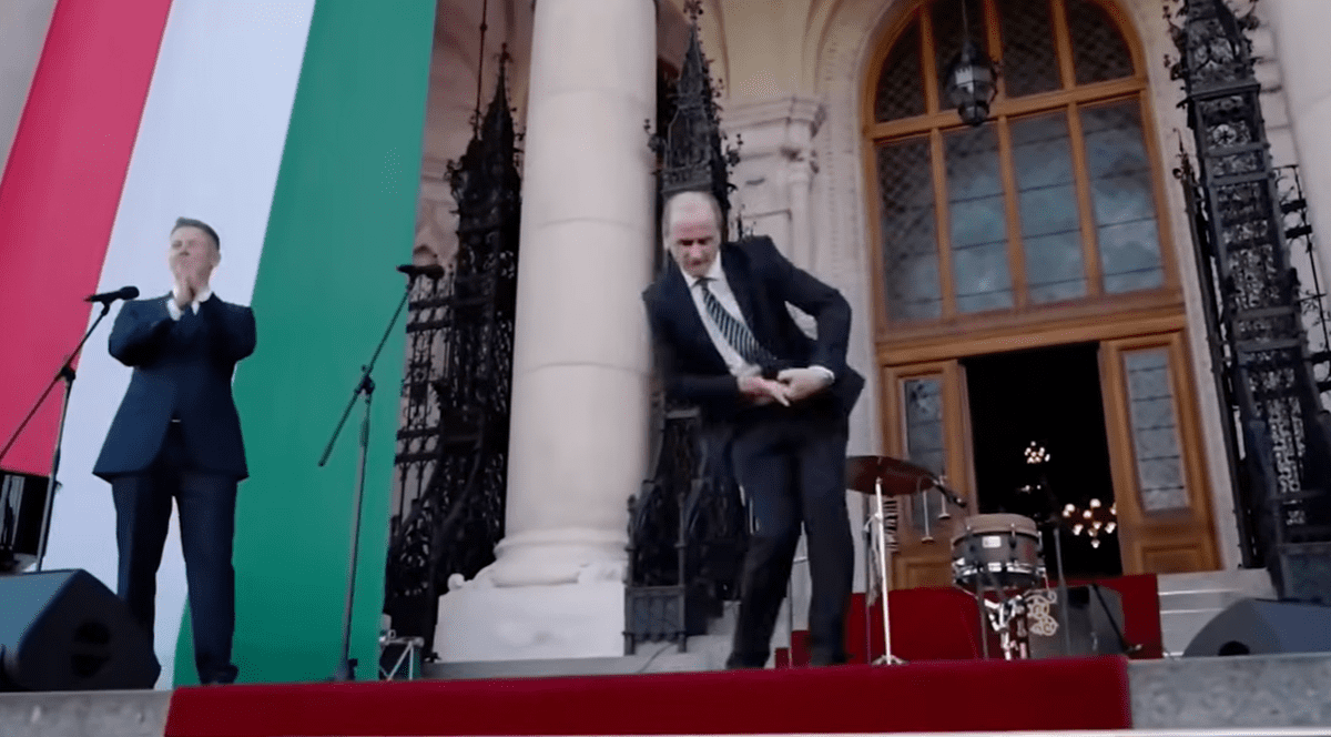 Zsolt Hegedűs dansează pe scenă în fața mulțimii, 9 mai 2026