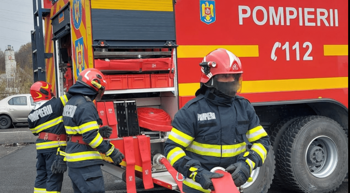 Trei pompieri intervin pentru stingerea unui incendiu, aprilie 2026