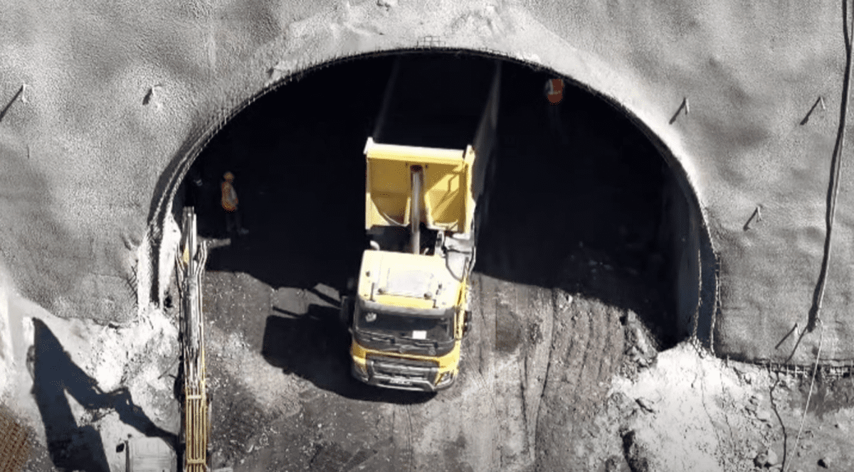 650 de muncitori și 200 de utilaje iau cu asalt una dintre cele mai grele secțiuni din Carpați pe Autostrada Sibiu-Pitești. Foto Captură video