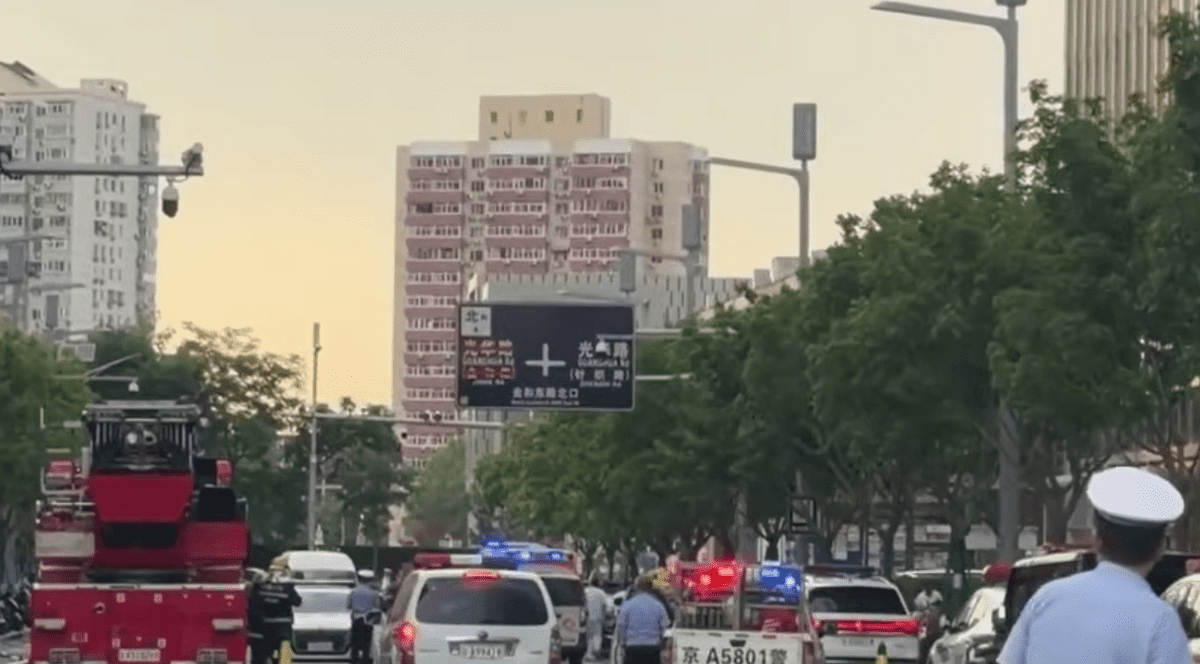 Un avion cât o mașină s-a izbit de cel mai înalt zgârie-nori din Beijing. Foto: Captură video.