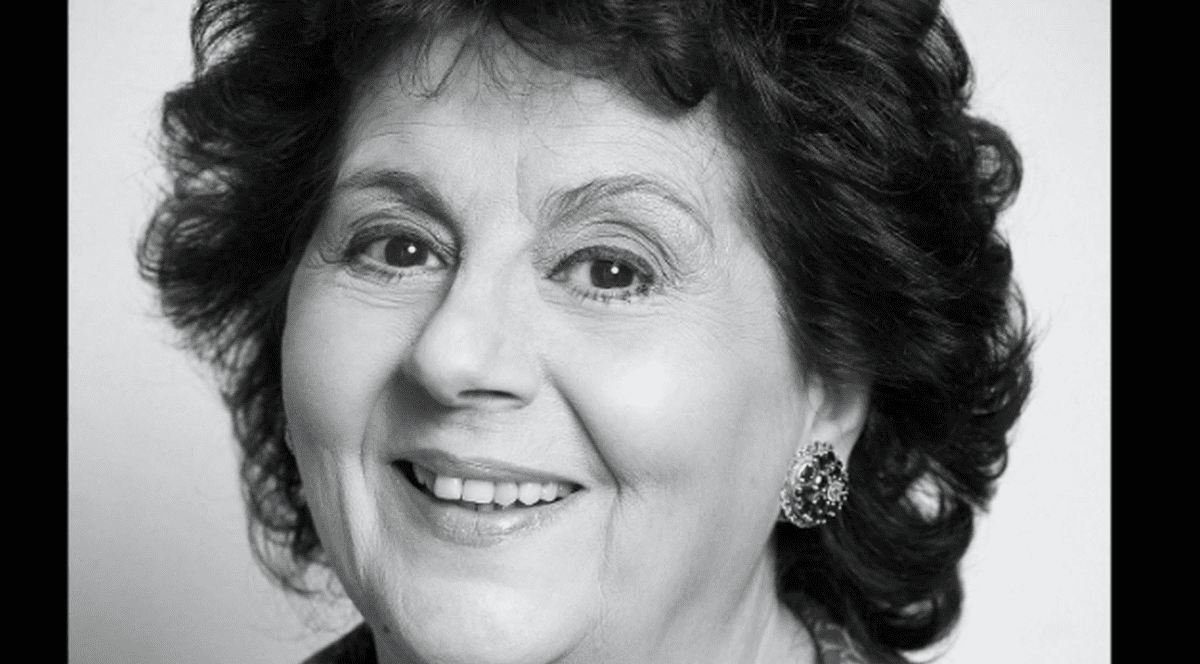 Adela Mărculescu zâmbește într-o fotografie de arhivă