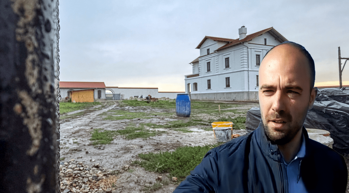 Un colaj cu p casa in constructie si un barbat intr-o geaca de culoare inchisa