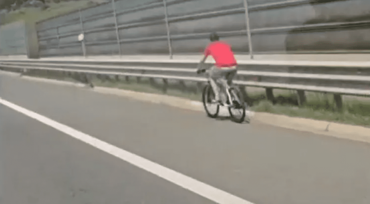 Un biciclist este surprin circulând pe banda de urgență de pe Autostrada A3 Transilvania, în zona Gilău, iulie 2026